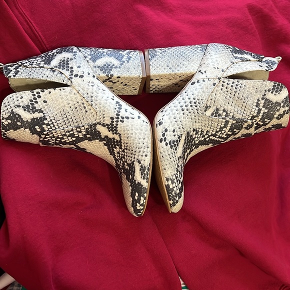 STEVE MADDEN Size 6 Narrate Pull on Boots Snake design - Picture 10 of 11
